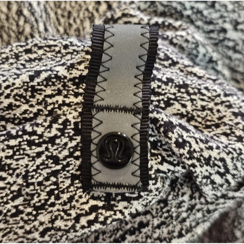 Lululemon Vinyasa Scarf Wrap One Size Snap Closure Black/white Customizable‎